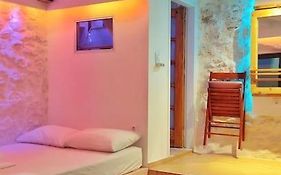 The Tiny White House - Tiny Studio In Town Center